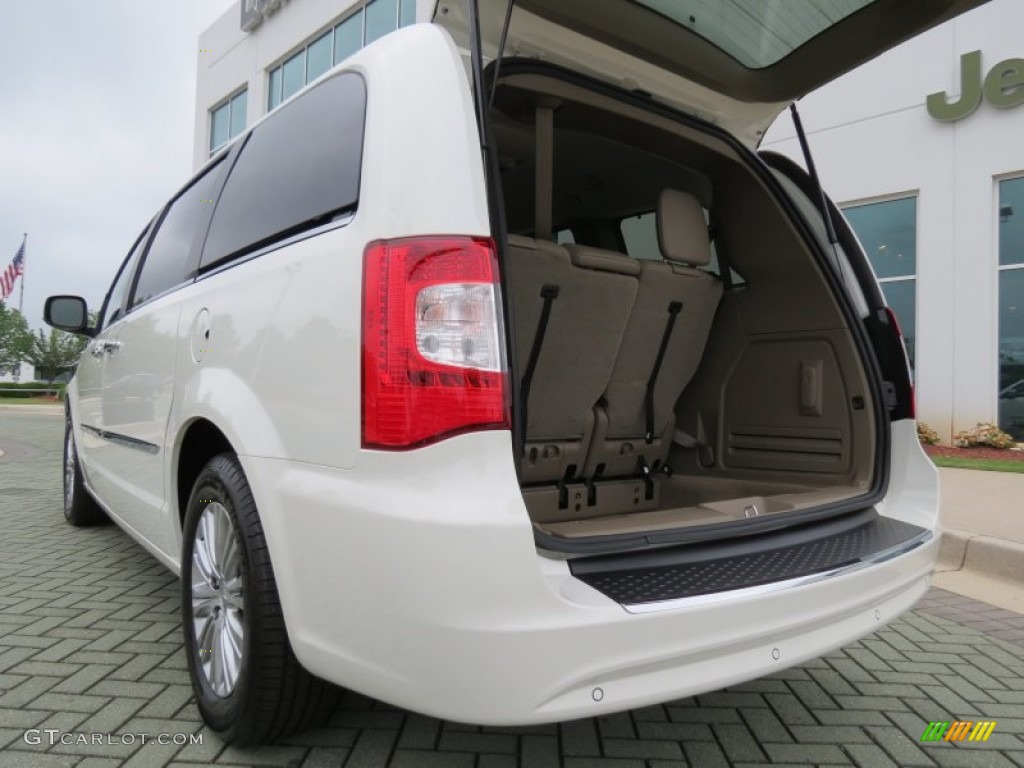 2013 Town & Country Touring - L - Stone White / Dark Frost Beige/Medium Frost Beige photo #16