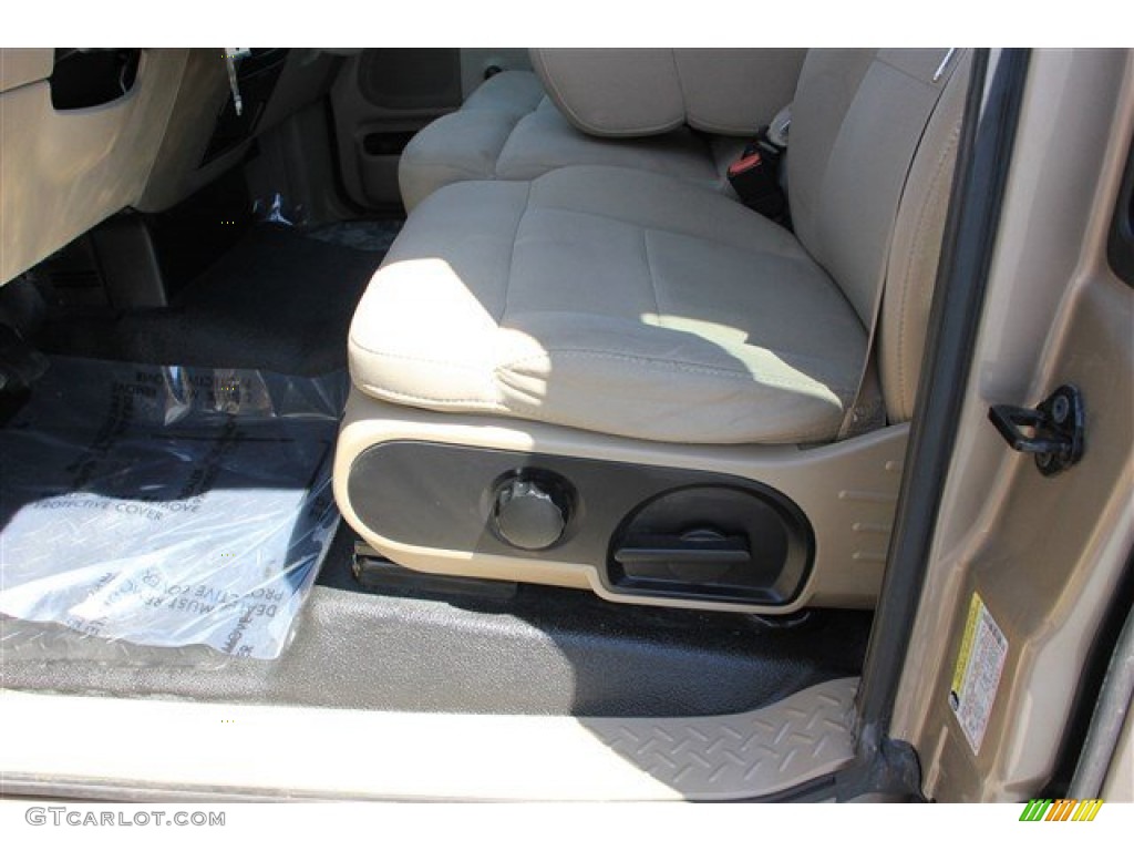 2005 F150 XL Regular Cab - Arizona Beige Metallic / Tan photo #4