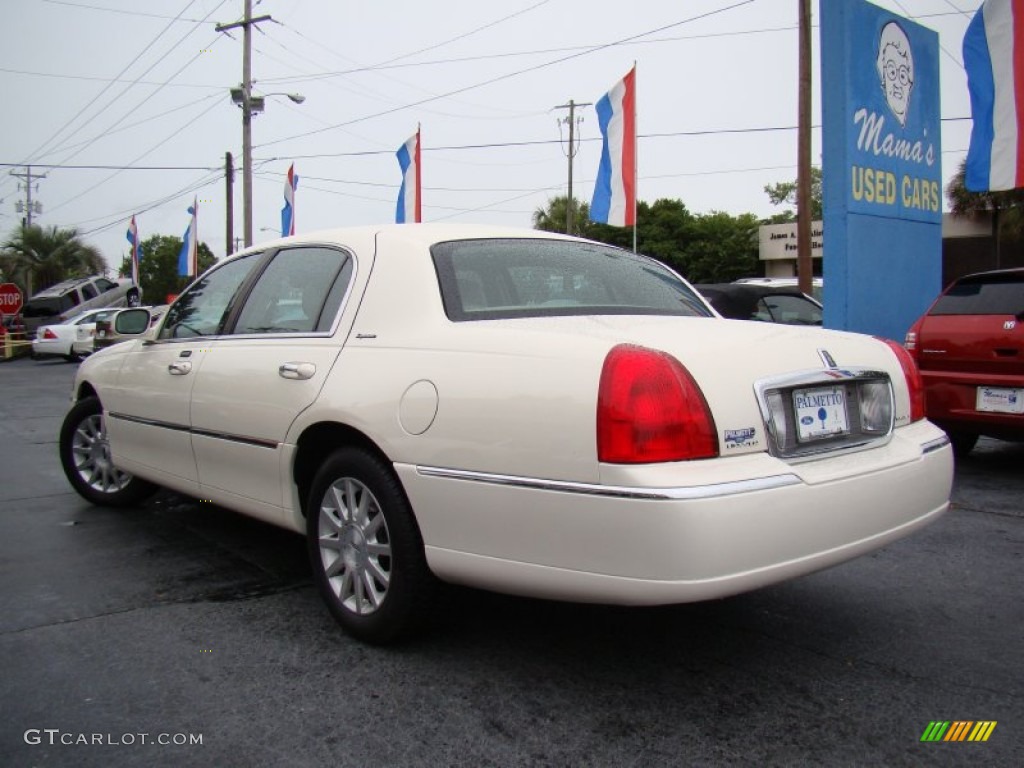 2007 Town Car Signature - White Chocolate Tri-Coat / Medium Light Stone photo #25