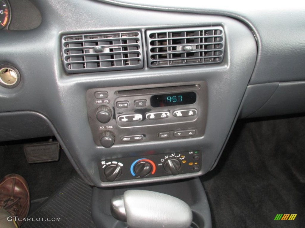 2002 Cavalier LS Coupe - Bright White / Graphite photo #11