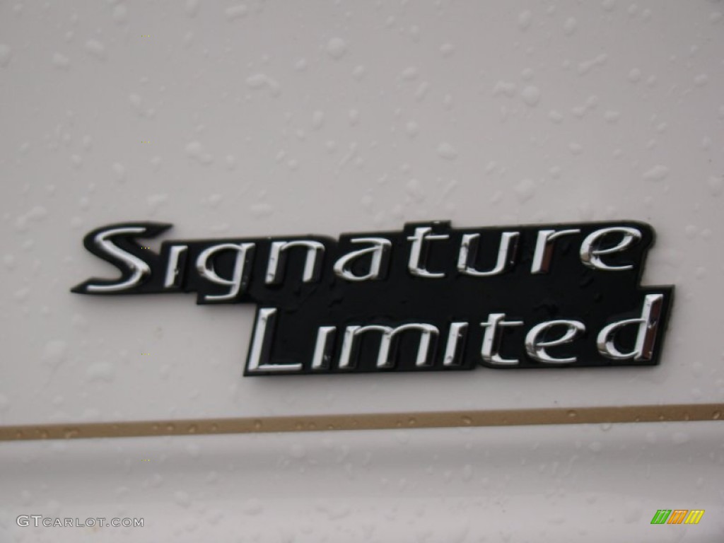 2011 Lincoln Town Car Signature Limited Marks and Logos Photo #81961105