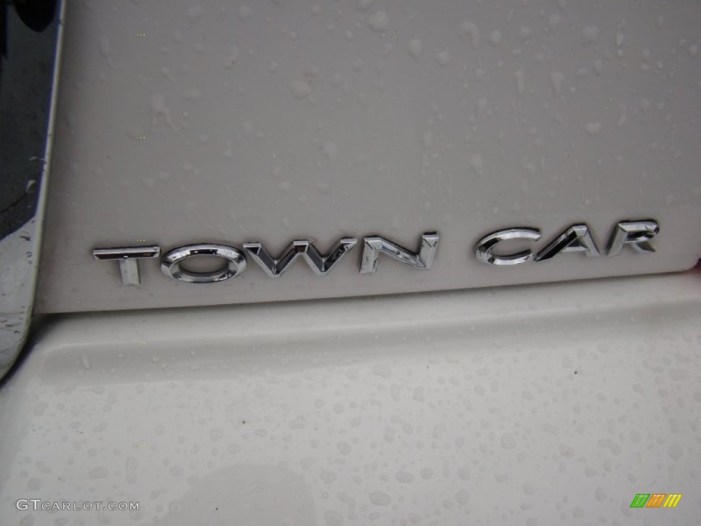 2011 Town Car Signature Limited - Vibrant White / Light Camel photo #27