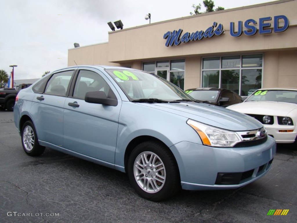 2009 Focus SE Sedan - Light Ice Blue Metallic / Medium Stone photo #2