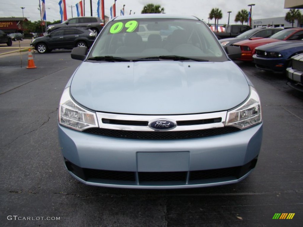 2009 Focus SE Sedan - Light Ice Blue Metallic / Medium Stone photo #3