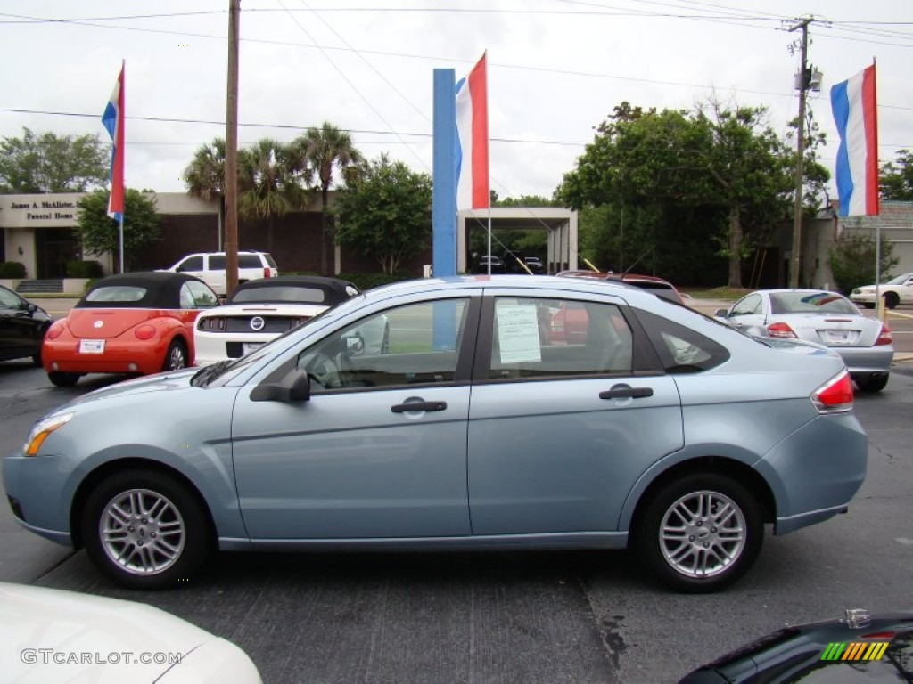 2009 Focus SE Sedan - Light Ice Blue Metallic / Medium Stone photo #5