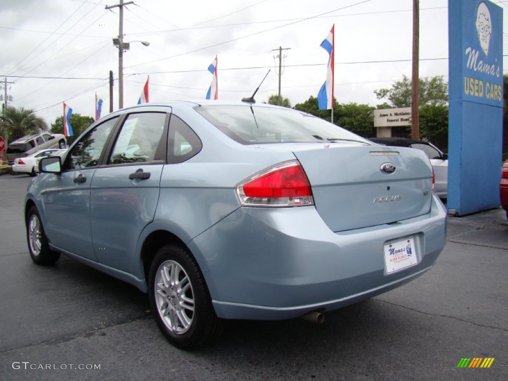 2009 Focus SE Sedan - Light Ice Blue Metallic / Medium Stone photo #6