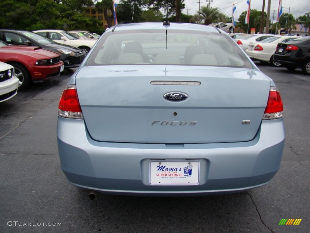 2009 Focus SE Sedan - Light Ice Blue Metallic / Medium Stone photo #7