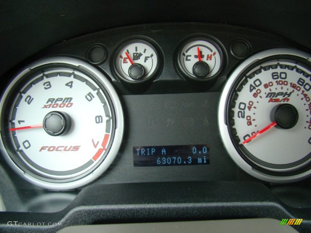 2009 Focus SE Sedan - Light Ice Blue Metallic / Medium Stone photo #16