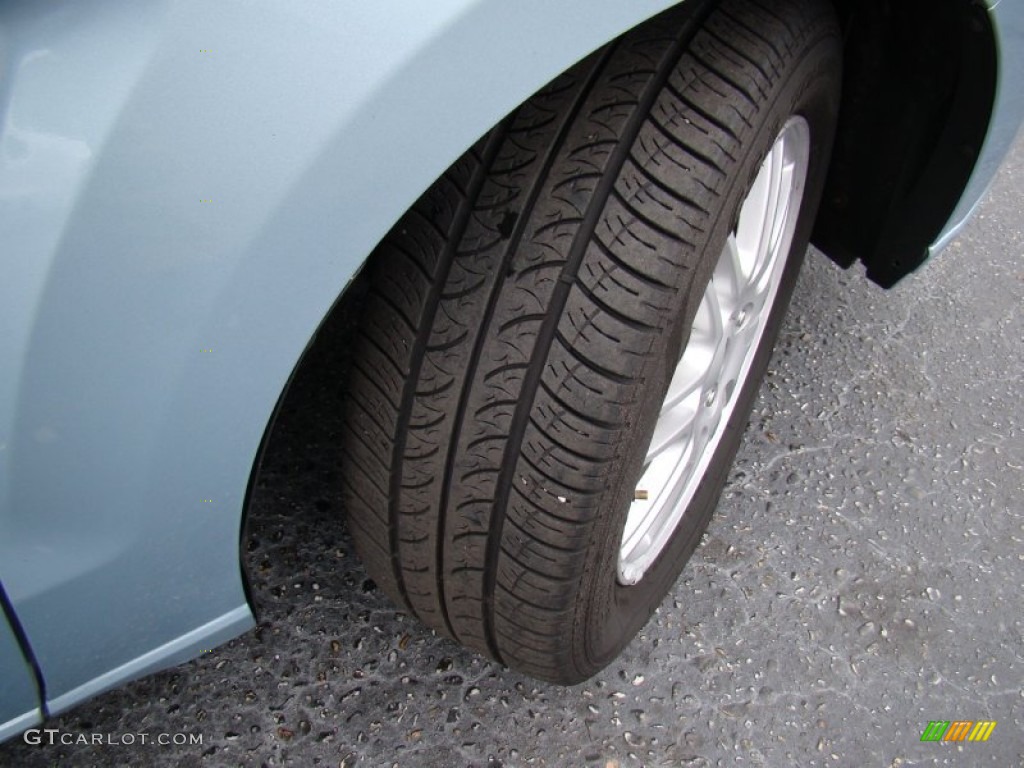2009 Focus SE Sedan - Light Ice Blue Metallic / Medium Stone photo #17