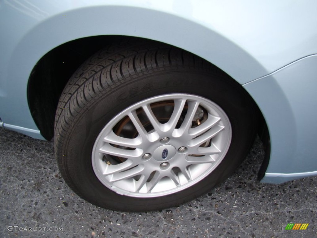2009 Focus SE Sedan - Light Ice Blue Metallic / Medium Stone photo #18