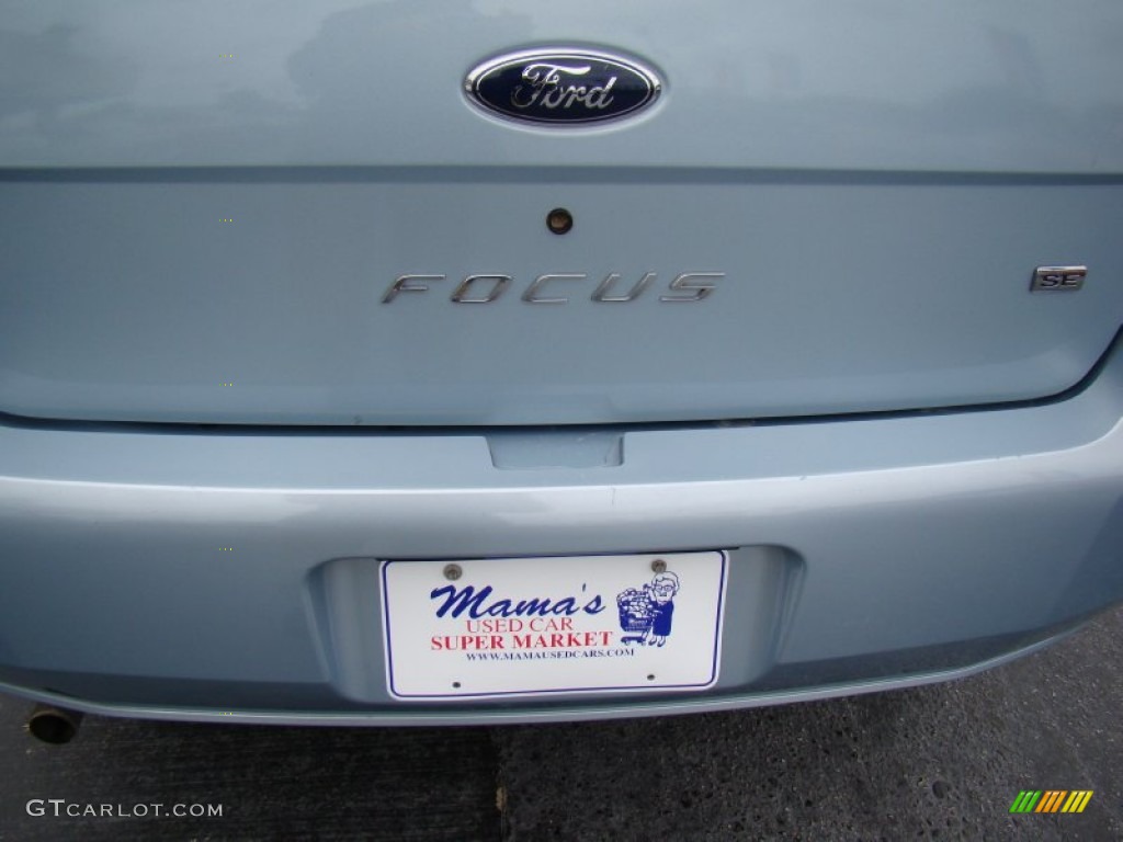 2009 Focus SE Sedan - Light Ice Blue Metallic / Medium Stone photo #20