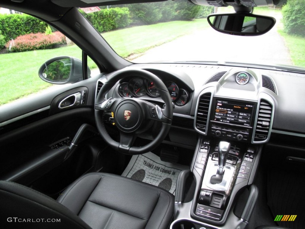 2013 Porsche Cayenne Standard Cayenne Model Black Dashboard Photo #81972351