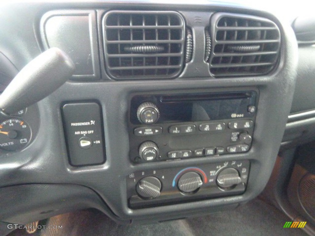 2002 GMC Sonoma SL Extended Cab Controls Photo #81985687