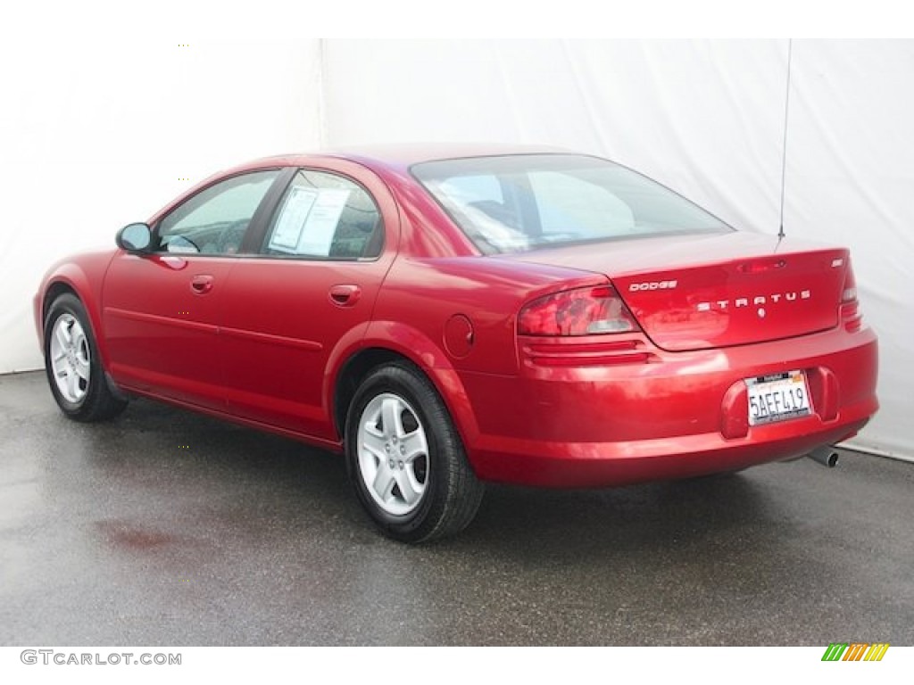 2002 Stratus SE Sedan - Inferno Red Pearl / Dark Slate Gray photo #2