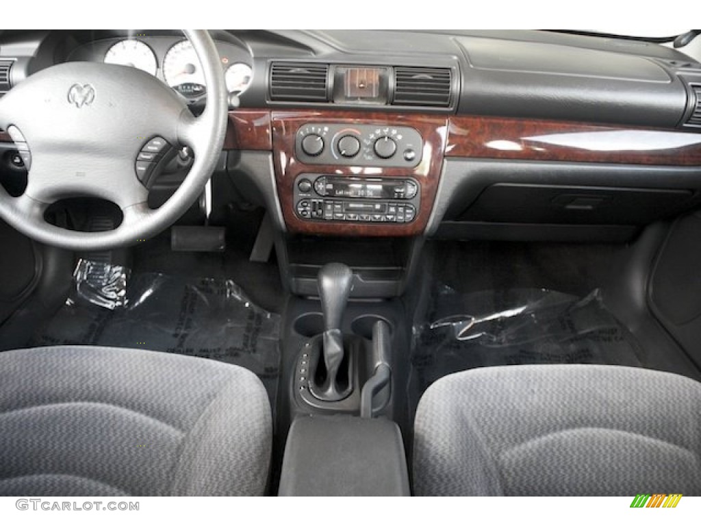 2002 Stratus SE Sedan - Inferno Red Pearl / Dark Slate Gray photo #5