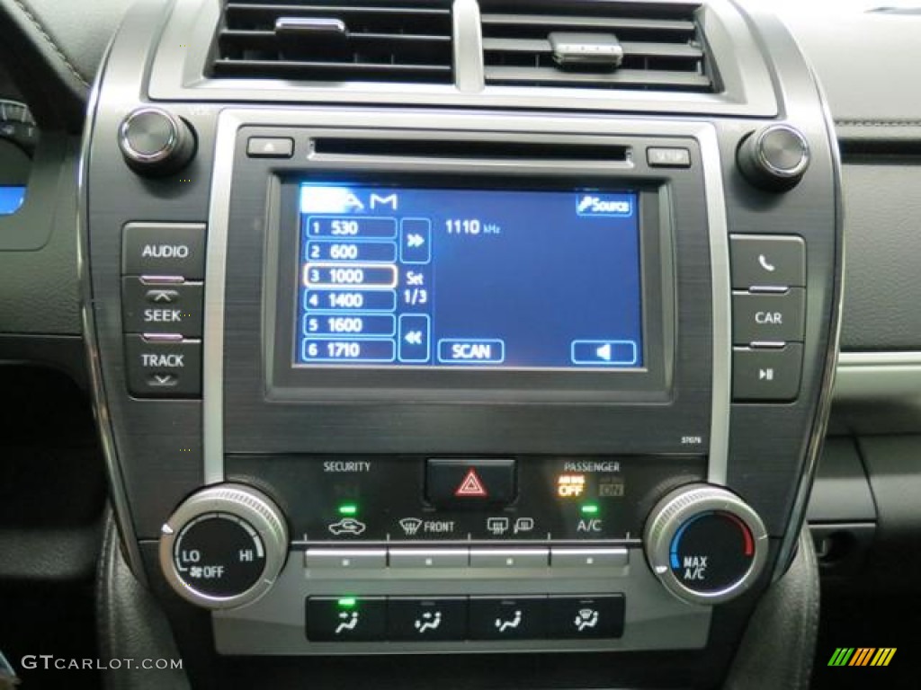 2013 Toyota Camry SE Controls Photo #82009718