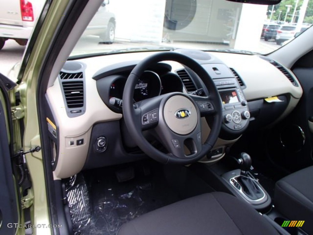 2013 Kia Soul ! Sand/Black Houndstooth Cloth Dashboard Photo #82067117