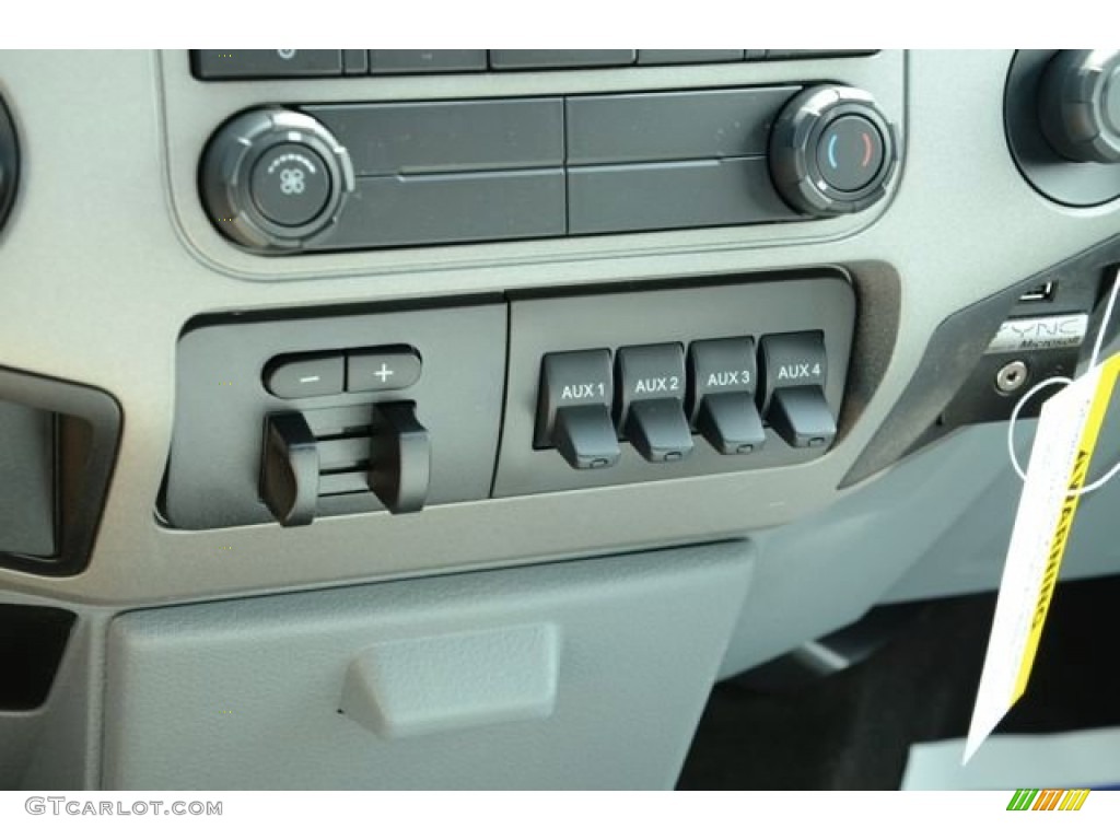2013 Ford F450 Super Duty XLT Crew Cab Controls Photo #82067513