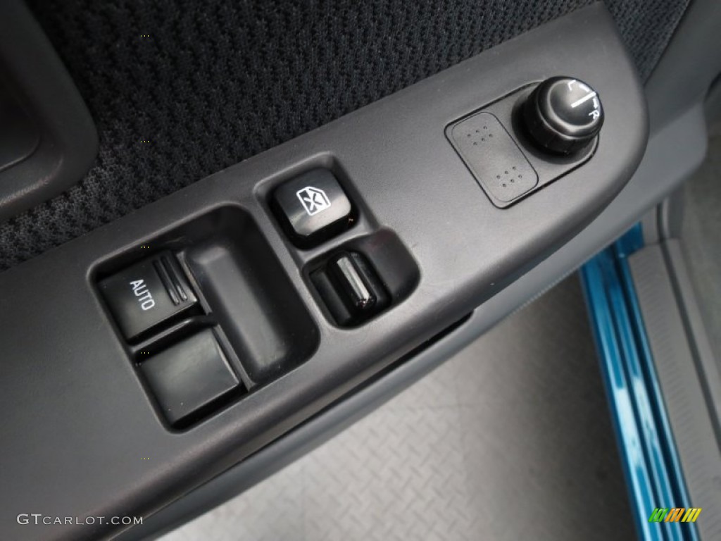 2004 Frontier XE King Cab - Electric Blue Metallic / Charcoal photo #10