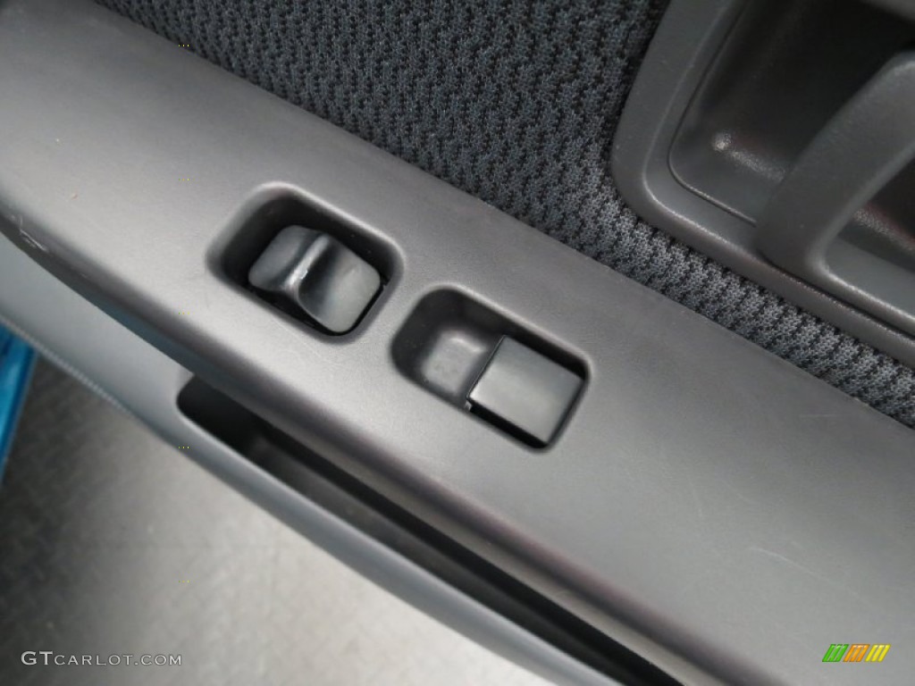 2004 Frontier XE King Cab - Electric Blue Metallic / Charcoal photo #12