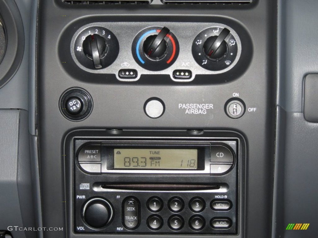 2004 Frontier XE King Cab - Electric Blue Metallic / Charcoal photo #16