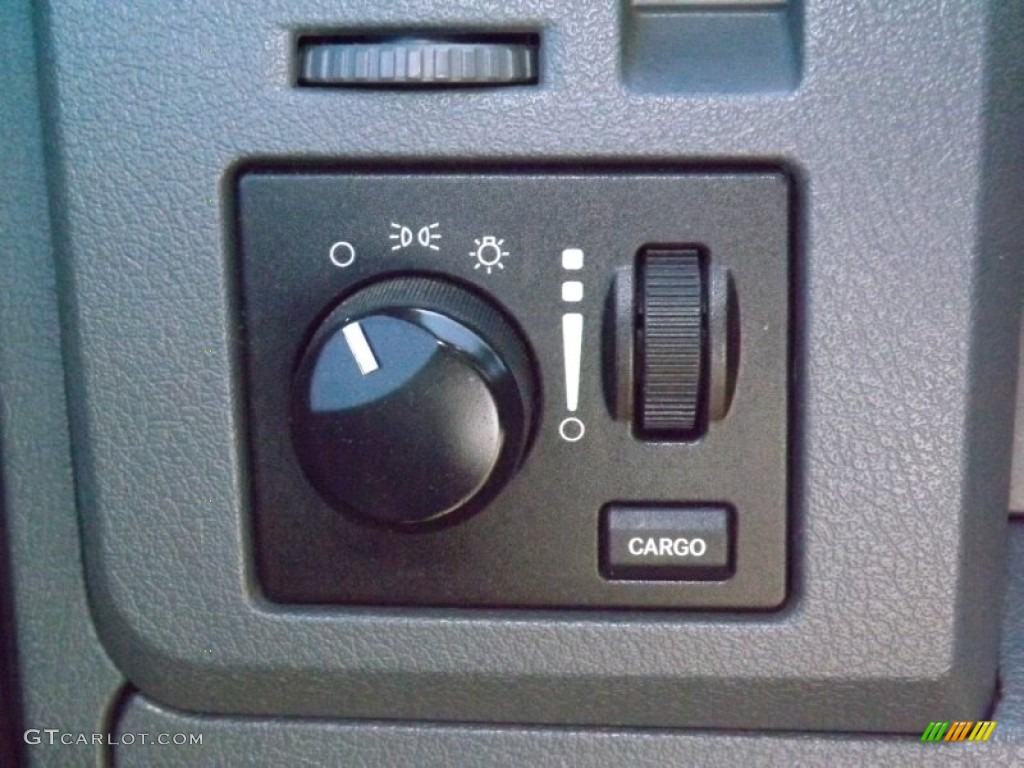 2006 Dodge Ram 2500 SLT Mega Cab 4x4 Controls Photo #82097168