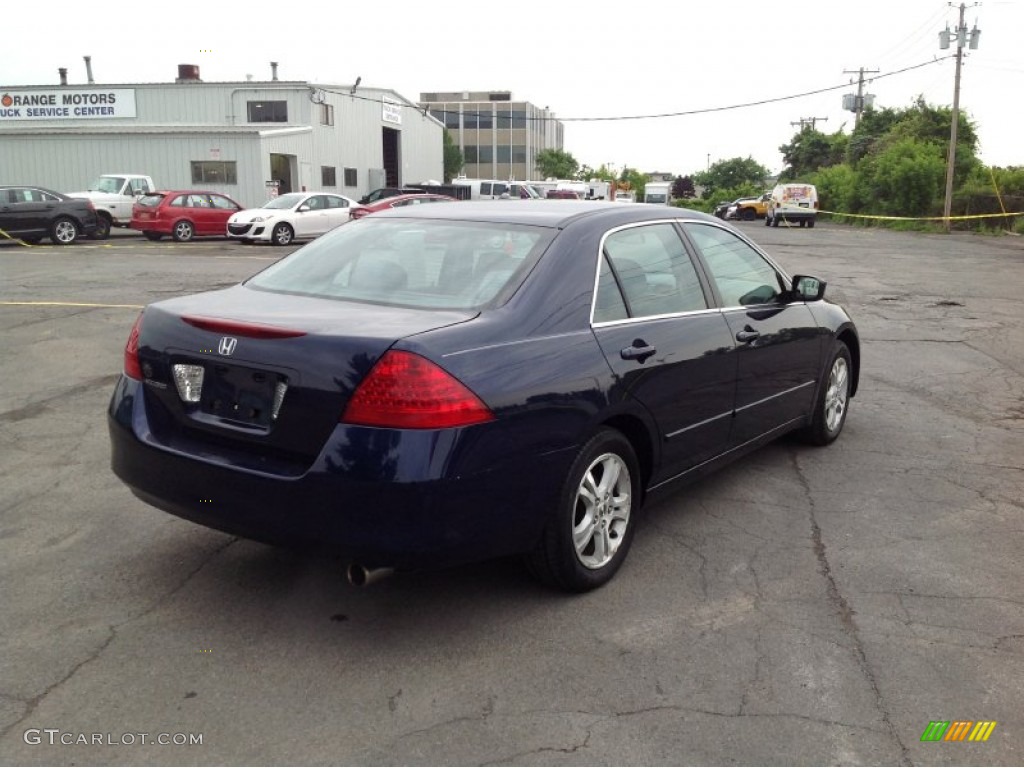 2006 Accord SE Sedan - Royal Blue Pearl / Gray photo #5