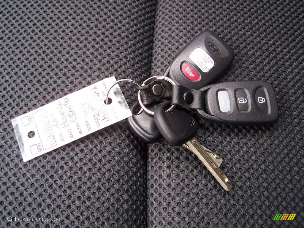 2010 Hyundai Elantra Touring SE Keys Photos