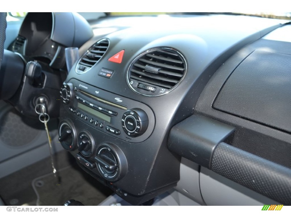 2006 Volkswagen New Beetle 2.5 Convertible Controls Photo #82104616