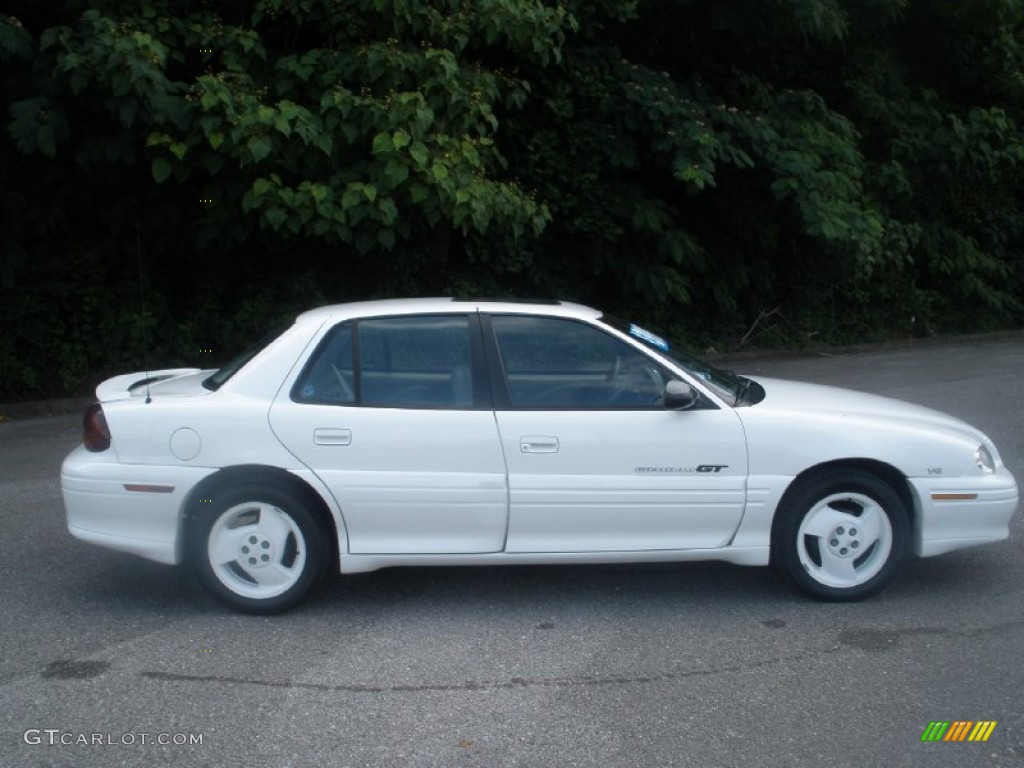 1997 Grand Am GT Sedan - Bright White / Taupe photo #2