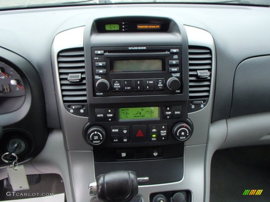 2007 Hyundai Entourage GLS Controls Photo #82125544