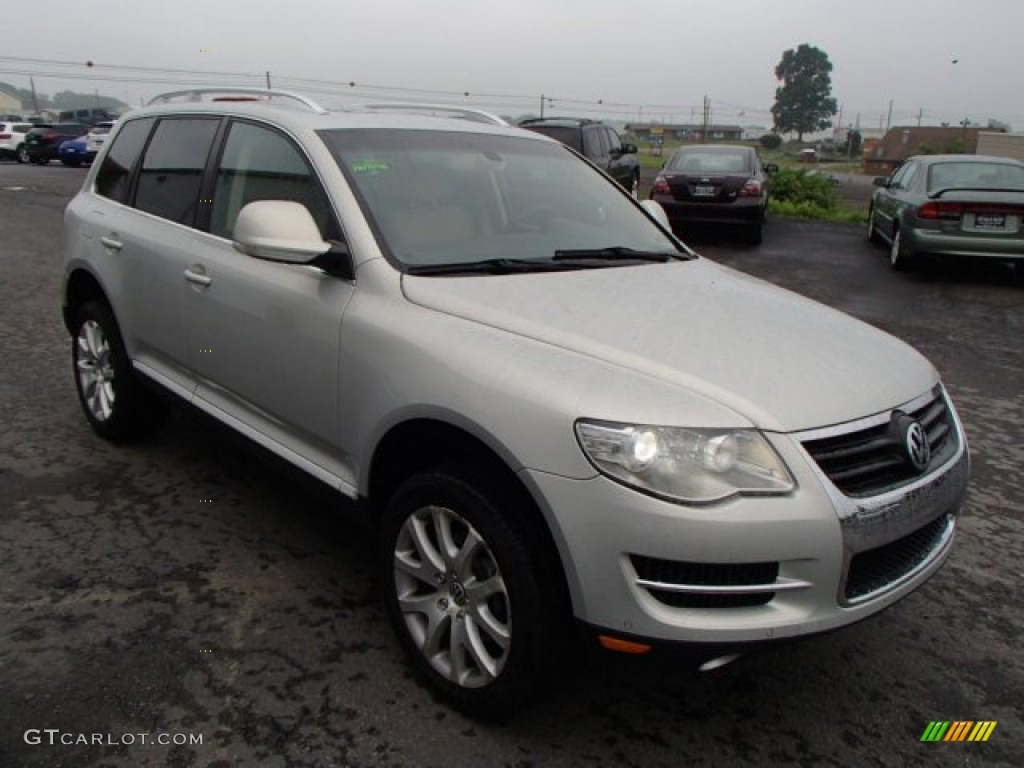 White Gold Metallic 2009 Volkswagen Touareg 2 VR6 Exterior Photo #82126289