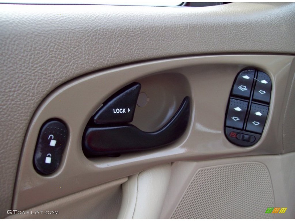 2006 Ford Focus ZX4 SES Sedan Controls Photo #82138519