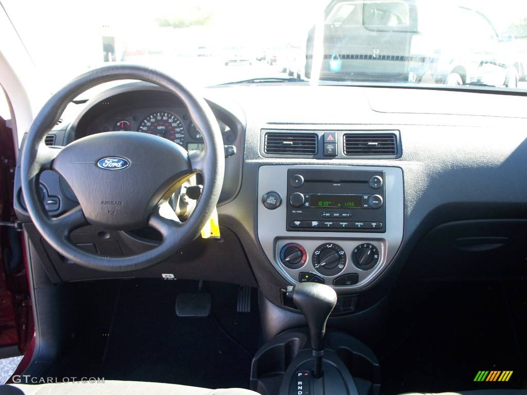 2006 Focus ZX5 S Hatchback - Dark Toreador Red Metallic / Charcoal/Charcoal photo #21