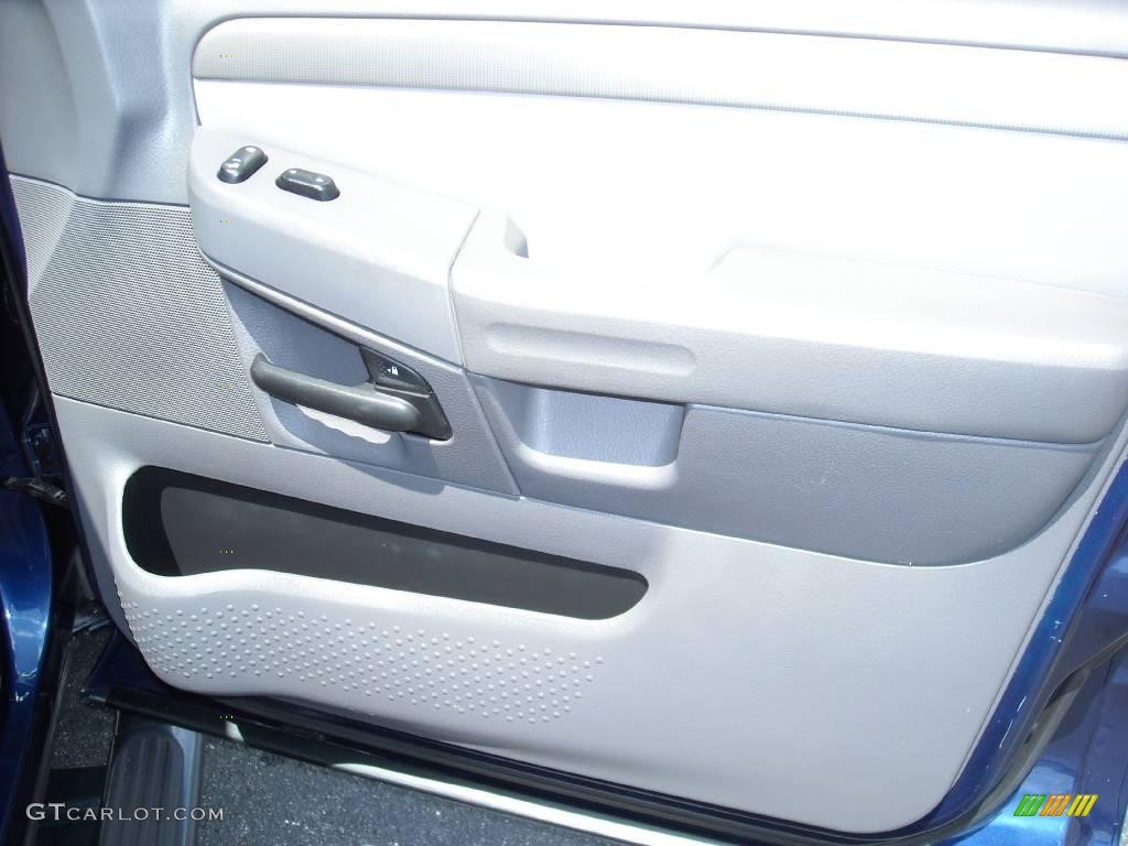 2004 Explorer XLT - Medium Wedgewood Blue Metallic / Graphite photo #16