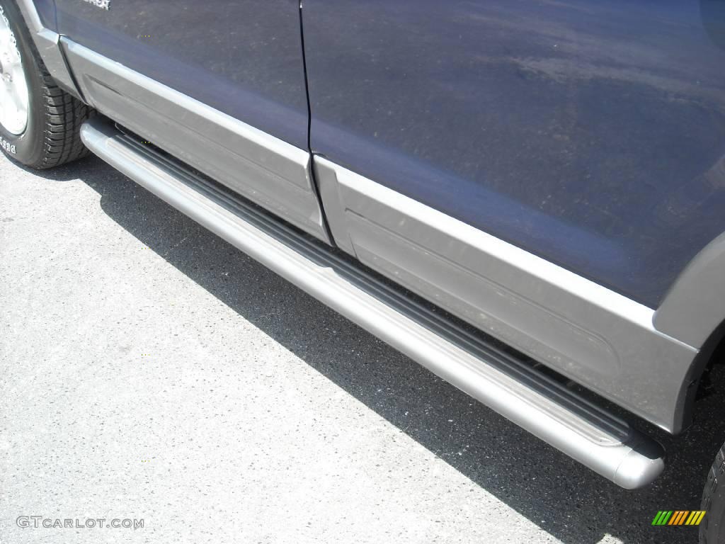 2004 Explorer XLT - Medium Wedgewood Blue Metallic / Graphite photo #26
