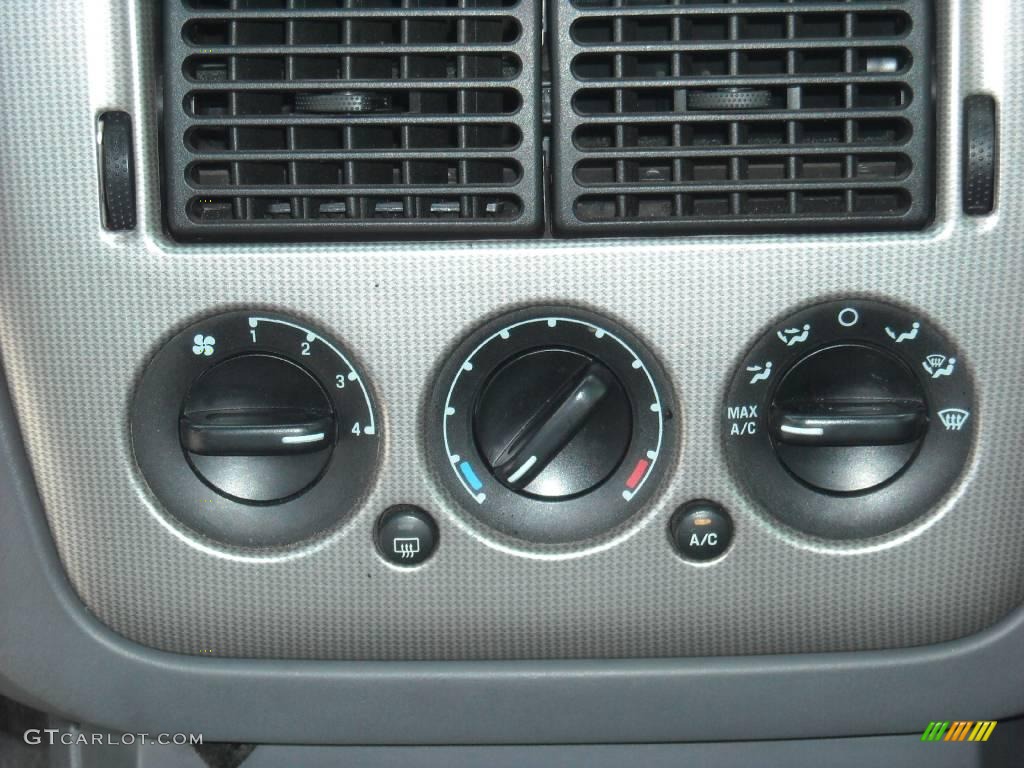 2004 Explorer XLT - Medium Wedgewood Blue Metallic / Graphite photo #28