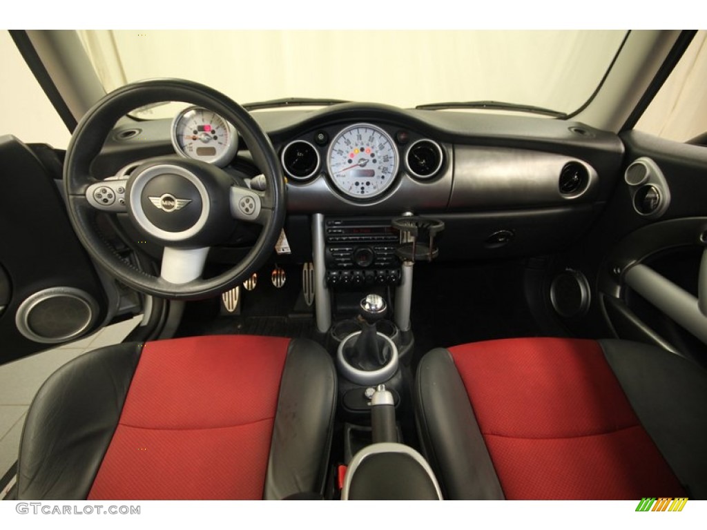 2006 Mini Cooper S Hardtop Octagon Tartan Red/Panther Black Dashboard Photo #82176352