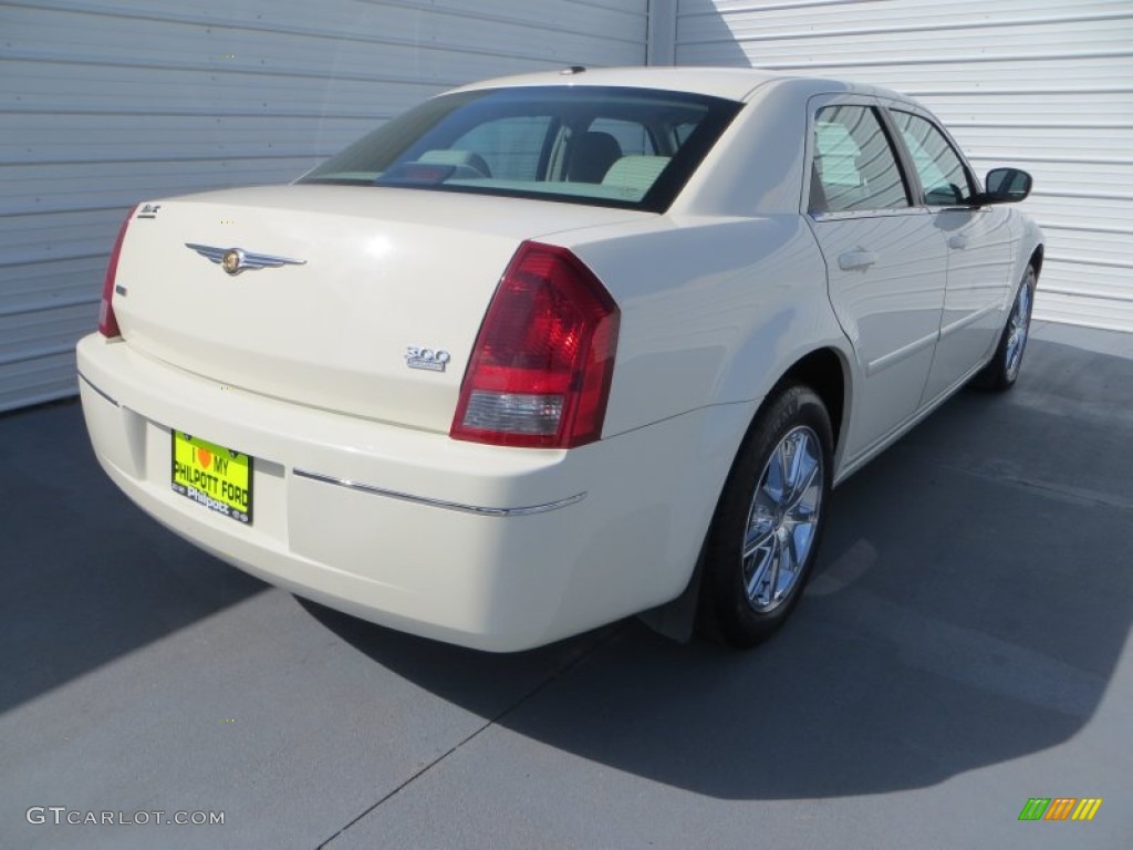 2007 300 Touring AWD - Stone White / Dark Khaki/Light Graystone photo #4