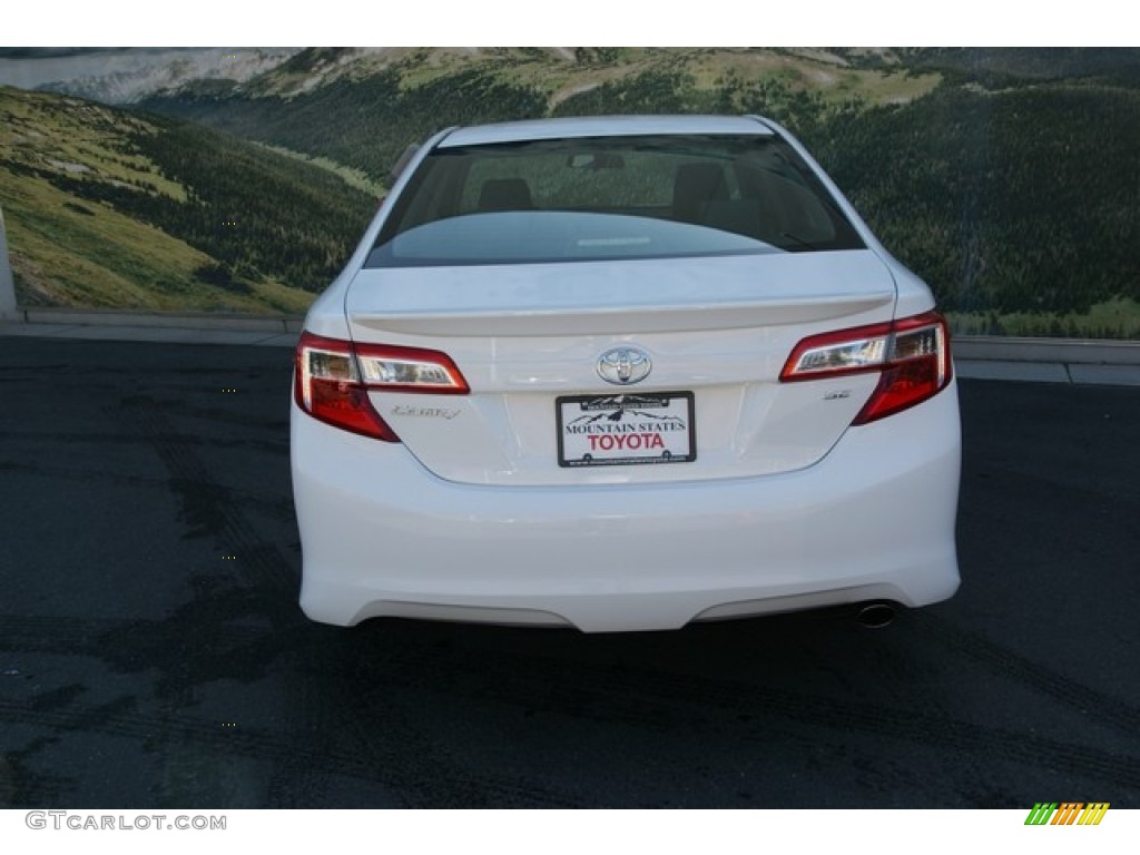 2013 Camry SE - Super White / Black/Ash photo #4