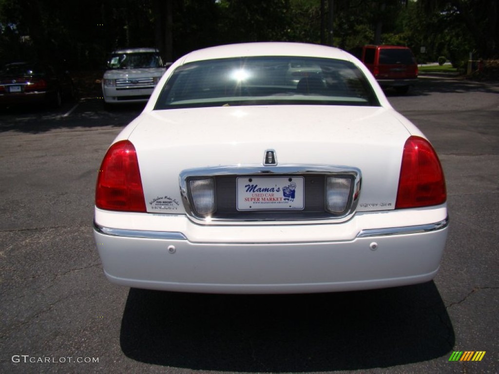 2004 Town Car Signature - Light French Silk / Medium Dark Parchment/Light Parchment photo #4