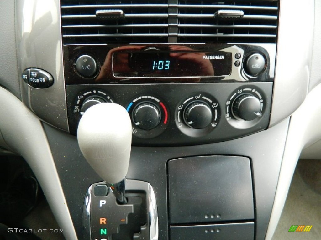 2008 Toyota Sienna CE Controls Photos