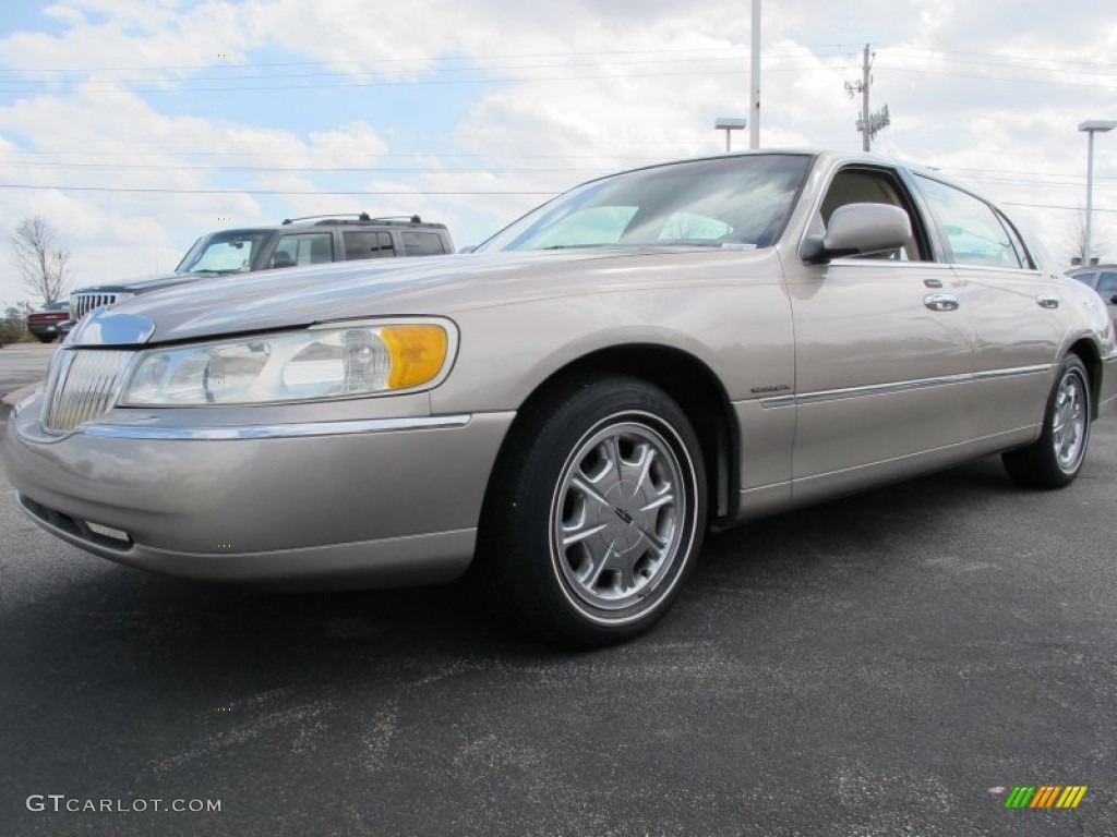 2001 Town Car Signature - Light Parchment Gold Metallic / Light Parchment photo #1