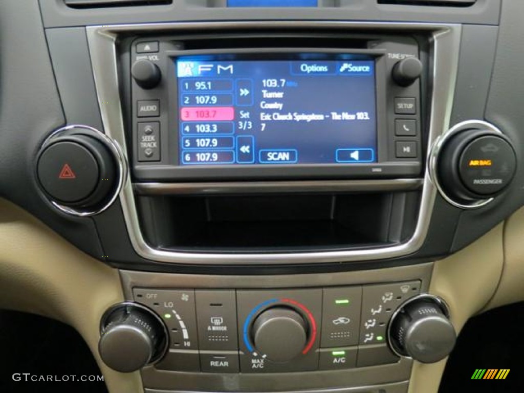 2013 Toyota Highlander SE Controls Photos
