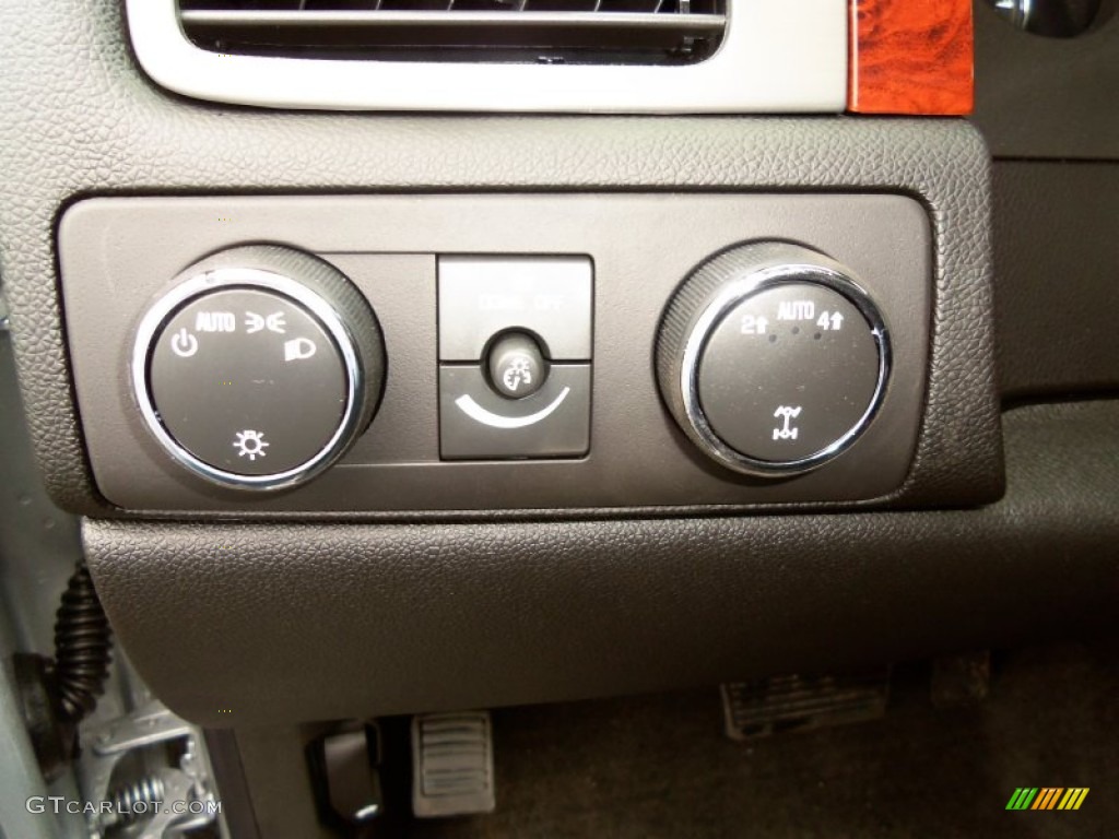 2013 Chevrolet Suburban LS 4x4 Controls Photo #82250358