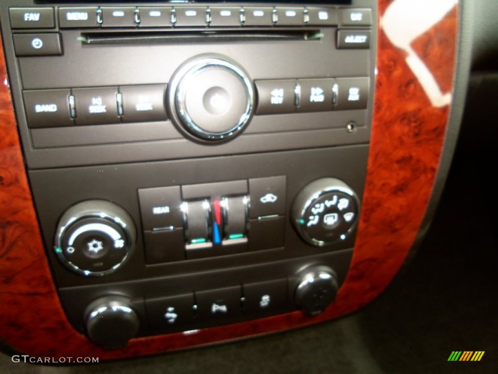 2013 Chevrolet Suburban LS 4x4 Controls Photo #82250508