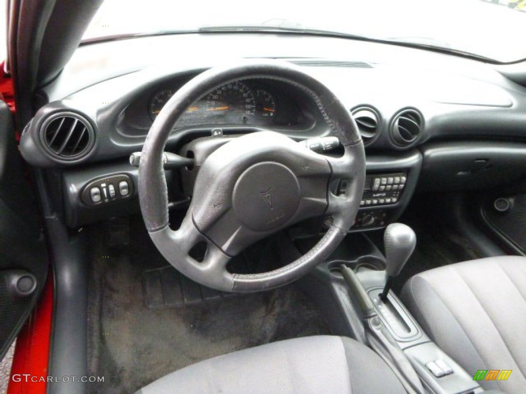 2004 Sunfire Coupe - Victory Red / Graphite photo #10