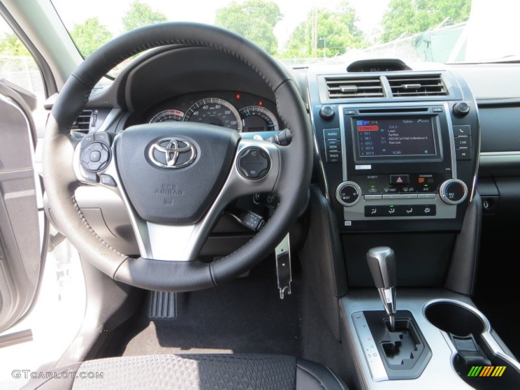 2013 Camry SE - Super White / Black photo #24