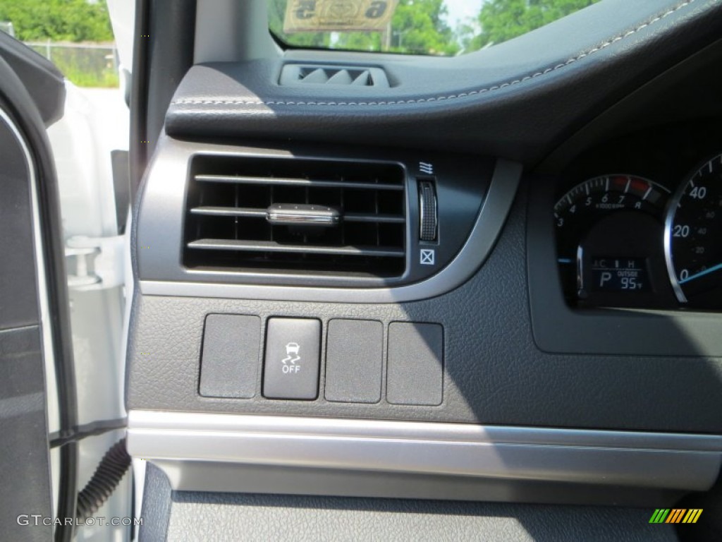 2013 Camry SE - Super White / Black photo #31