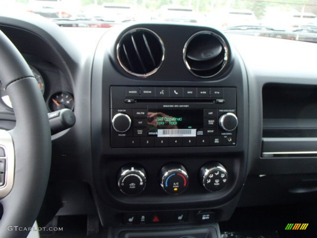 2014 Patriot Freedom Edition 4x4 - True Blue Pearl / Freedom Edition Dark Slate Gray/Silver Stitching photo #17